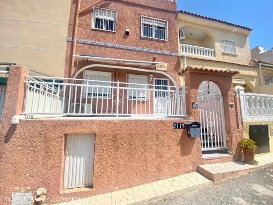 SE VENDE ADOSADO EN SAN FULGENCIO URB. LA MARINA - ALICANTE