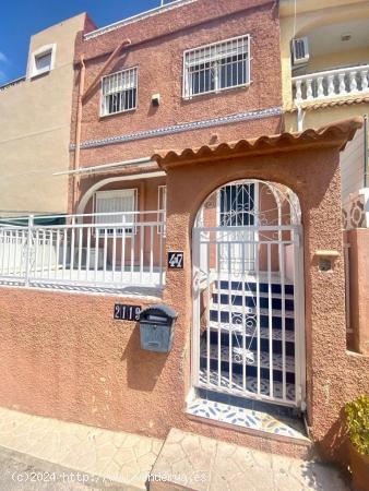 SE VENDE ADOSADO EN SAN FULGENCIO URB. LA MARINA - ALICANTE