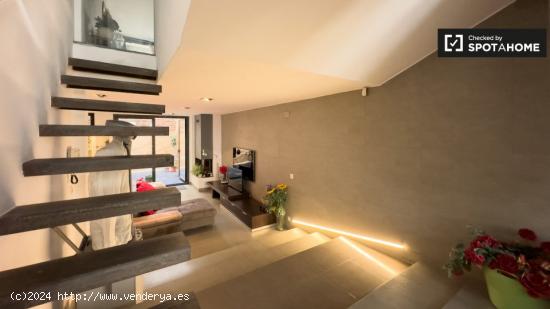 Se alquila habitación en piso de 4 dormitorios en Barcelona - BARCELONA