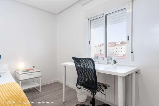 Se alquila habitación con amplio espacio de almacenaje en piso compartido, Cuatro Caminos. - MADRID