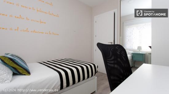 Habitación amueblada con escritorio en piso compartido, Tetuán - MADRID