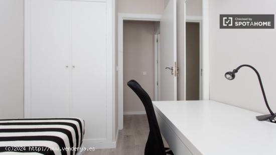 Habitación cómoda con armario independiente en piso compartido, Tetuán - MADRID