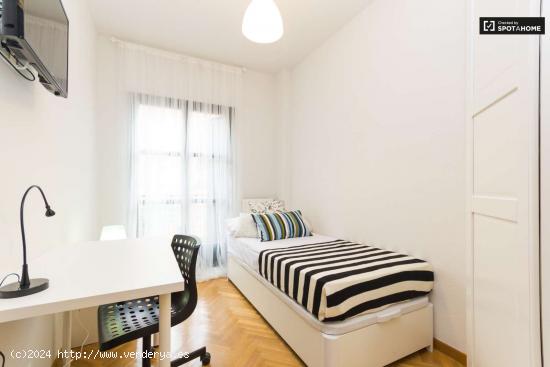 Se alquila habitación con TV en apartamento de 8 dormitorios, Cuatro Caminos - MADRID