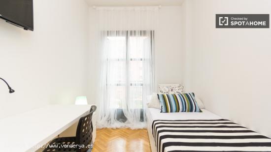 Se alquila habitación con TV en apartamento de 8 dormitorios, Cuatro Caminos - MADRID