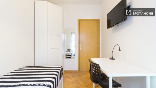 Se alquila habitación con TV en apartamento de 8 dormitorios, Cuatro Caminos - MADRID