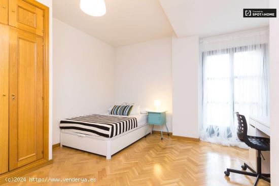 Habitación amueblada con calefacción en un apartamento de 8 dormitorios, Cuatro Caminos - MADRID