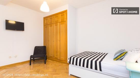 Habitación amueblada con calefacción en un apartamento de 8 dormitorios, Cuatro Caminos - MADRID