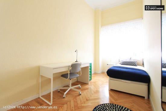 Habitación soleada con armario independiente en el apartamento de 7 dormitorios, Retiro - MADRID