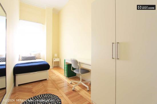 Habitación luminosa con escritorio en el apartamento de 7 dormitorios, Retiro - MADRID