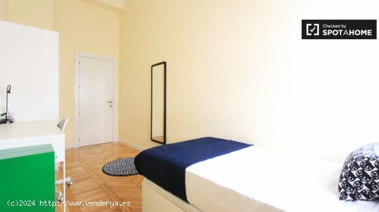 Habitación luminosa con escritorio en el apartamento de 7 dormitorios, Retiro - MADRID