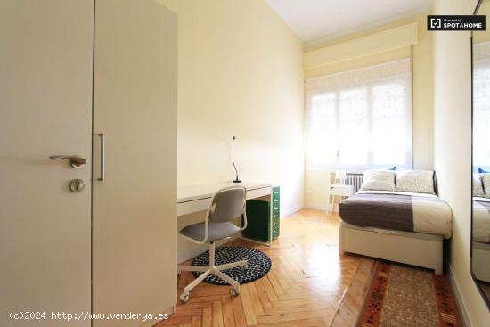 Habitación luminosa con escritorio en el apartamento de 7 dormitorios, Retiro - MADRID