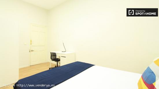 Elegante habitación con escritorio en un apartamento de 6 dormitorios, Salamanca - MADRID