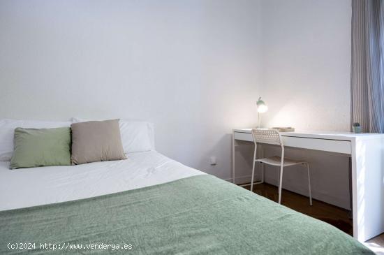 Amplia habitación con llave independiente en un apartamento de 13 habitaciones, Justicia - MADRID