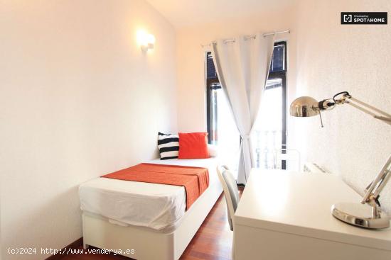 Habitación con balcón y escritorio en el apartamento Barrio Salamanca - MADRID