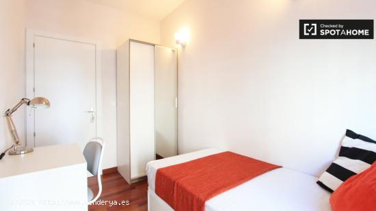 Habitación con balcón y escritorio en el apartamento Barrio Salamanca - MADRID