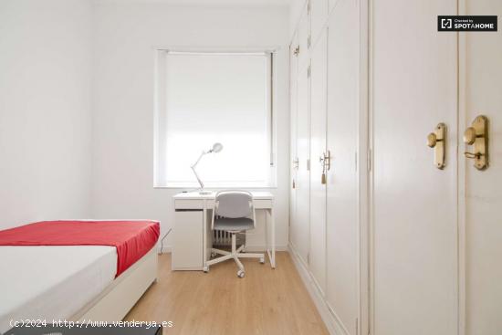 Dormitorio con amplio espacio de almacenamiento en el apartamento de 10 habitaciones, Moncloa - MADR