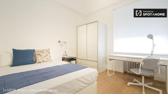 Dormitorio con amplio espacio de almacenamiento en el apartamento de 10 habitaciones, Moncloa - MADR