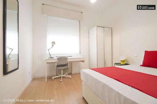 Linda habitación con llave en el apartamento Moncloa de 10 habitaciones - MADRID