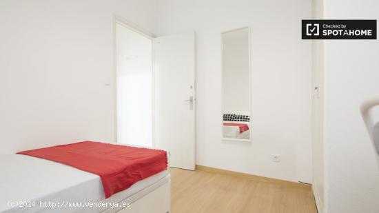 Bonita habitación con escritorio en un apartamento de 10 habitaciones, Moncloa - MADRID