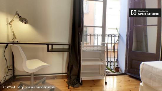 Elegante habitación con cama individual y balcón en alquiler en Gràcia - BARCELONA