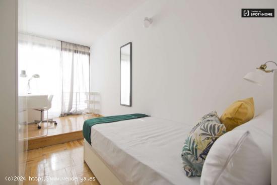 Amplia habitación en un apartamento de 6 dormitorios en Nueva España, Madrid - MADRID