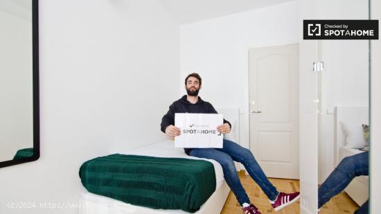 Amplia habitación en un apartamento de 6 dormitorios en Nueva España, Madrid - MADRID