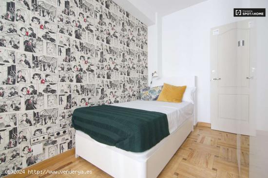  Habitación soleada en un apartamento de 6 dormitorios en Nueva España, Madrid - MADRID 