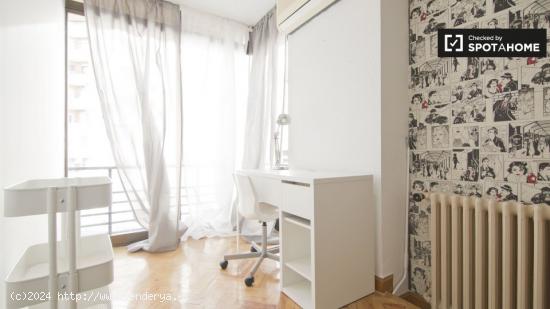 Habitación soleada en un apartamento de 6 dormitorios en Nueva España, Madrid - MADRID