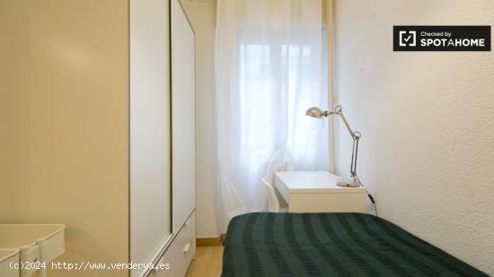 Habitación amueblada en apartamento de 6 dormitorios en Nueva España - MADRID