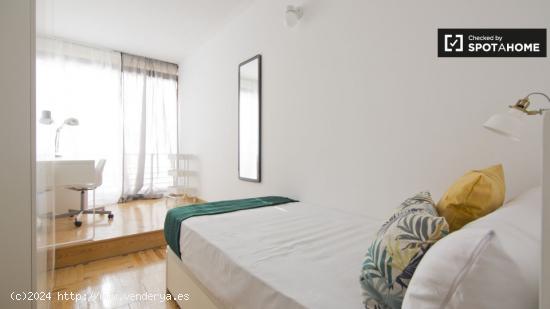 Habitación amueblada en apartamento de 6 dormitorios en Nueva España - MADRID