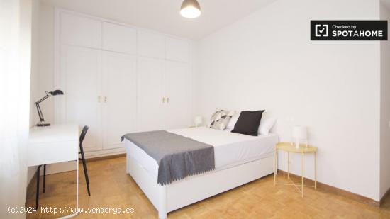 Amplia habitación en alquiler en apartamento de 6 dormitorios en Nueva España - MADRID