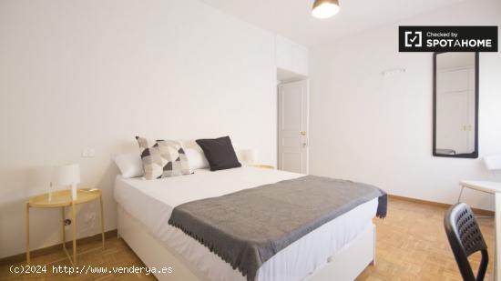 Amplia habitación en alquiler en apartamento de 6 dormitorios en Nueva España - MADRID