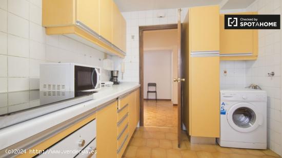 Amplia habitación en alquiler en apartamento de 6 dormitorios en Nueva España - MADRID