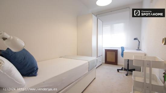 Se alquila habitación amueblada en apartamento de 6 dormitorios en Nueva España - MADRID