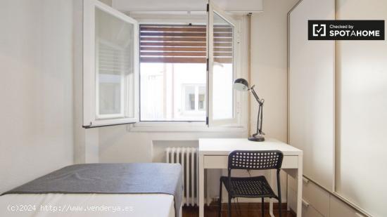 Elegante habitación en alquiler en apartamento de 6 dormitorios en Nueva España - MADRID