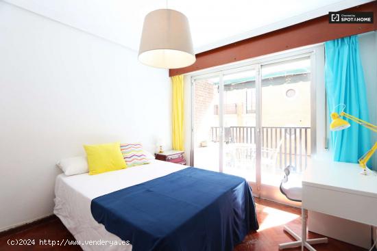 Habitación soleada con cama doble y balcón en alquiler en Príncipe Pío - MADRID