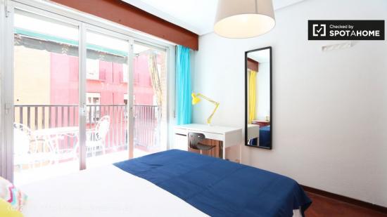 Habitación soleada con cama doble y balcón en alquiler en Príncipe Pío - MADRID