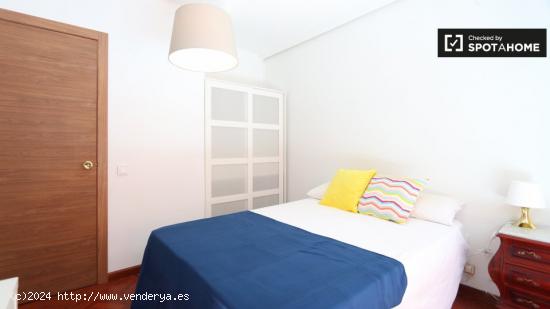 Habitación soleada con cama doble y balcón en alquiler en Príncipe Pío - MADRID