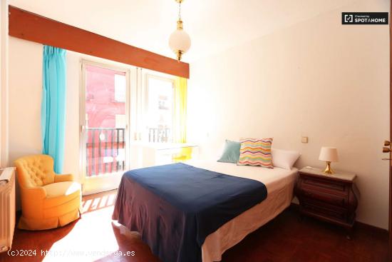 Habitación luminosa con cama doble en alquiler en Príncipe Pío - MADRID