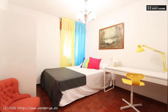 Amplia habitación con cama doble en alquiler en Príncipe Pío - MADRID