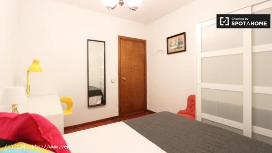 Amplia habitación con cama doble en alquiler en Príncipe Pío - MADRID