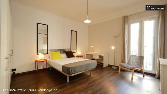  Amplia habitación con cama doble y balcón en alquiler en Gràcia - BARCELONA 