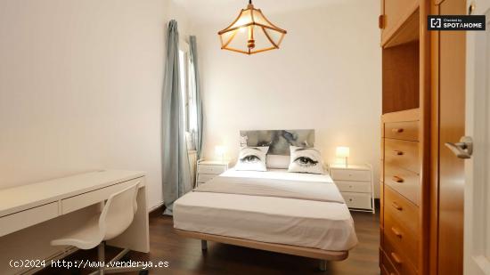  Habitación soleada con cama doble en alquiler en Gràcia - BARCELONA 