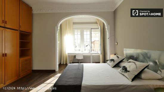 Preciosa habitación con cama doble en alquiler en Gràcia - BARCELONA