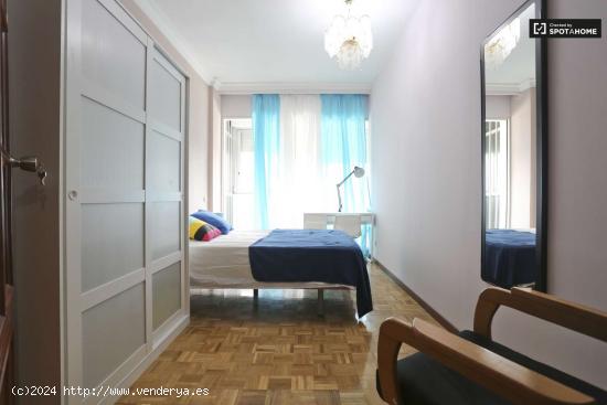 Habitación luminosa en apartamento de 7 dormitorios cerca de Plaza Castilla - MADRID