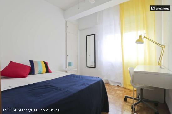 Habitación luminosa en apartamento de 7 dormitorios cerca de Plaza Castilla - MADRID