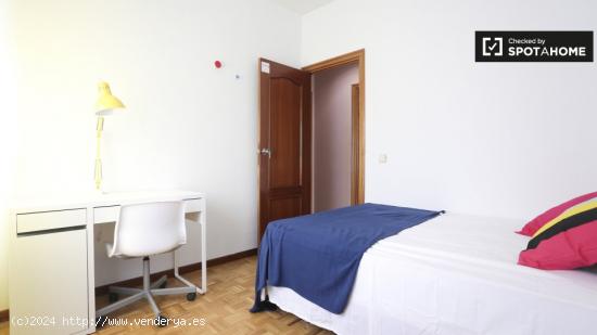 Habitación luminosa en apartamento de 7 dormitorios cerca de Plaza Castilla - MADRID