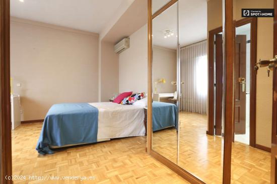 Habitación luminosa en apartamento de 7 dormitorios cerca de Plaza Castilla - MADRID