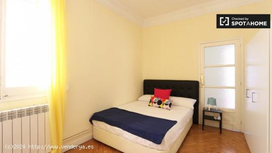 Amplia habitación en apartamento de 6 dormitorios en Salamanca - MADRID