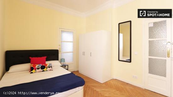 Amplia habitación en apartamento de 6 dormitorios en Salamanca - MADRID